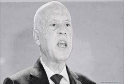 ميديابارت: الذين صفقوا لقيس سعيد باتوا يخشون الانجراف نحو الدكتاتورية