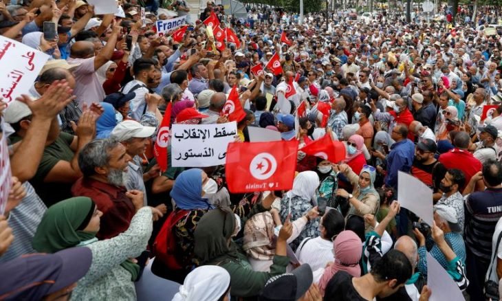 تونس.. آلاف المتظاهرين يهتفون: الشعب يريد إسقاط الانقلاب