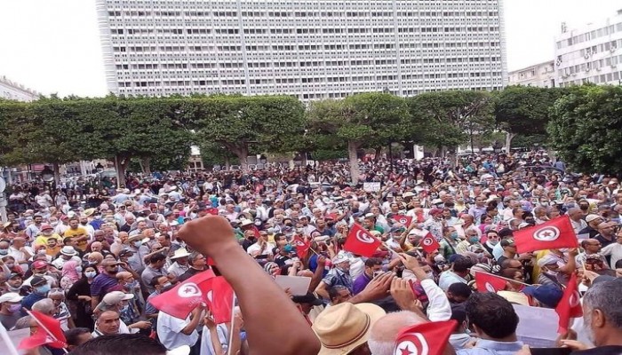 تونس.. تفاعل واسع بمواقع التواصل مع المظاهرات الحاشدة ضد الانقلاب