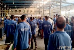 إضراب عمال شركة يونيفرسال لتأخر صرف الأجور