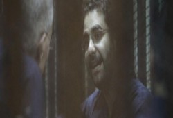 لليوم الثامن.. داخلية الانقلاب ترفض تسليم رسالة علاء عبد الفتاح لوالدته