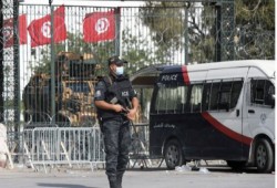 انقلاب تونس.. 90 نائبا بالبرلمان يطالبون باستئناف عمله