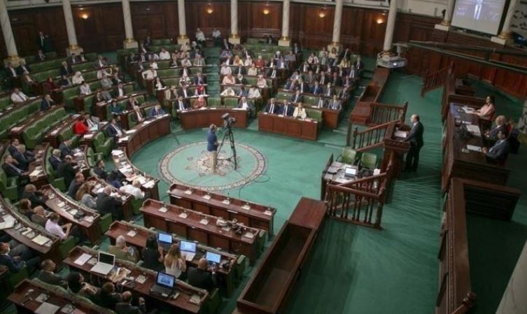 انقلاب تونس.. محاصرة البرلمان وحجب موقعه الإلكتروني بعد قرار النواب العودة للعمل