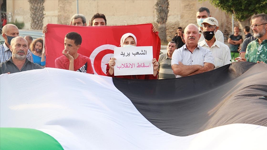 تونس.. وقفة رافضة لانقلاب سعيد