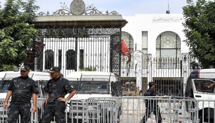 تونس.. اعتقال نائب برلماني ومذيع وصفا الرئيس بالخائن