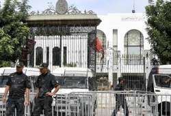تونس.. اعتقال نائب برلماني ومذيع وصفا الرئيس بالخائن