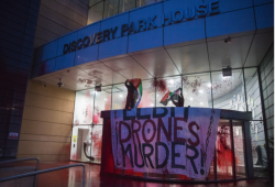 متظاهرون يغلقون مصنعاً لتسليح الكيان الصهيوني في بريطانيا