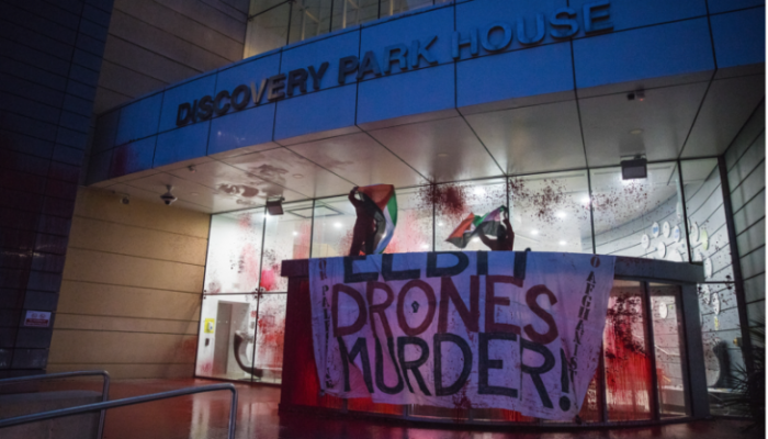 متظاهرون يغلقون مصنعاً لتسليح الكيان الصهيوني في بريطانيا