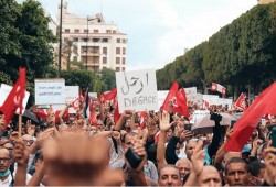 استطلاع رأي: 51% من التونسيين يرفضون انقلاب قيس سعيد