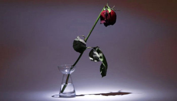 ابنتي المراهقة تهددني بالانتحار بسبب قسوة أبيها