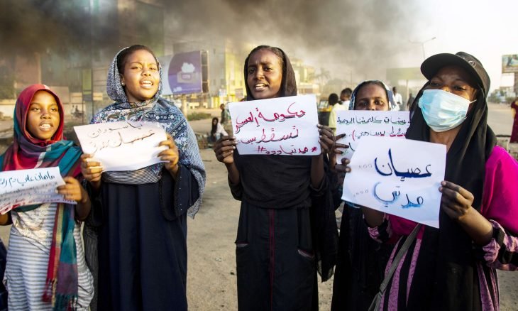نيويورك تايمز: المظاهرات والضغط الدولي يكفيان لإفشال انقلاب السودان