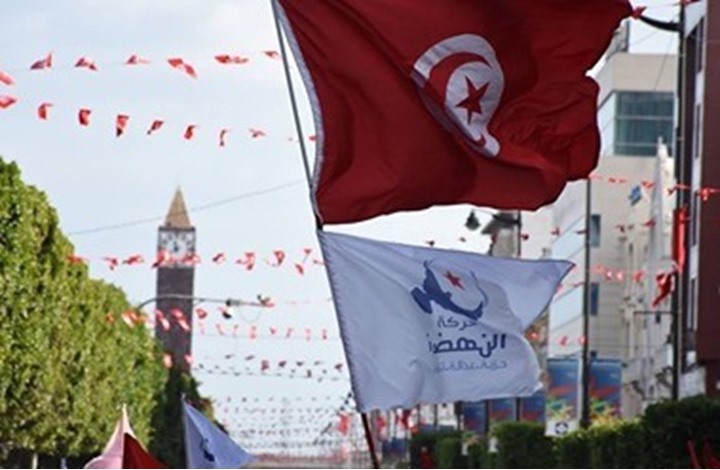 تونس.. موالون لقيس سعيد يهاجمون  قياديا بحركة النهضة بمواد حارقة