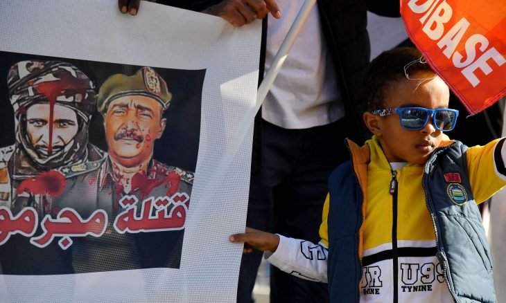 فورين بوليسي: انقلاب السودان مقامرة خطيرة للعسكر والبرهان باع نفسه