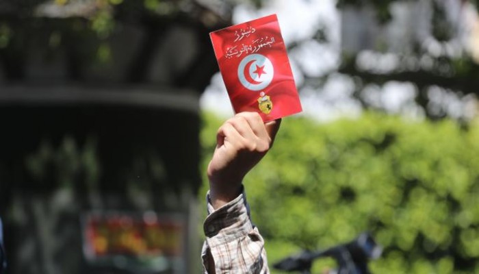 تونس.. تنديد بمحاكمة المدنيين أمام المحاكم العسكرية لمخالفتها الدستور