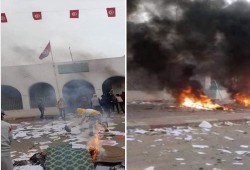 تونس.. إضراب عام بصفاقس بعد مواجهات وسقوط قتيل وانسحاب الشرطة