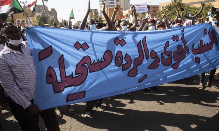 السودان.. استمرار التظاهر ضد الانقلاب.. ومقتل مواطنين بالرصاص