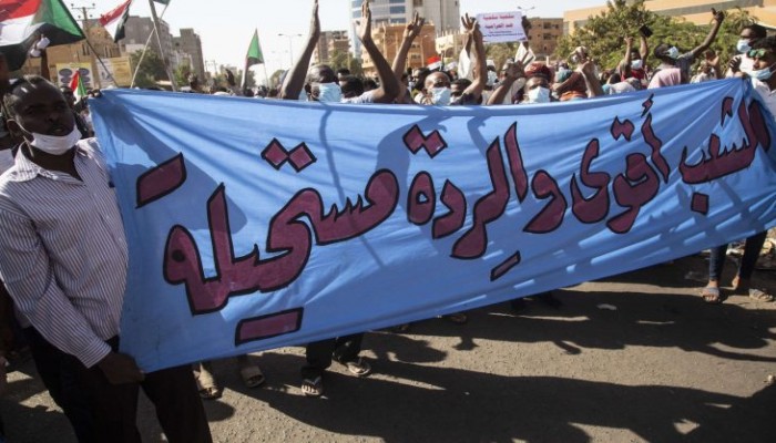 السودان.. استمرار التظاهر ضد الانقلاب.. ومقتل مواطنين بالرصاص