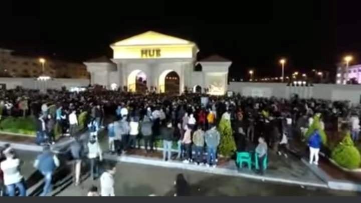 مع تصاعد إصابات كورونا.. نشطاء يبدون قلقا من زحام حفل بدمياط