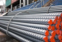 مراقبون: تراجع أسعار الحديد طفيف لا يناسب إلغاء 300 دولار على الطن المستورد