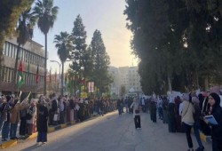 الأردن.. الطلاب يواصلون رفضهم للتطبيع بسلسلة بشرية