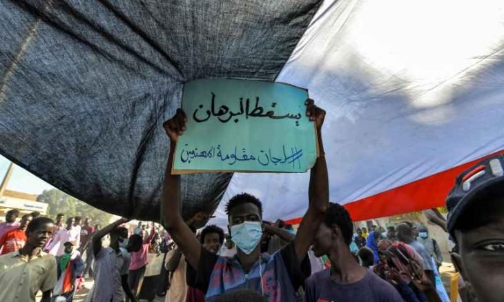 الجارديان: نعم.. ما حدث في السودان انقلاب والوضع لم يحسم بعد