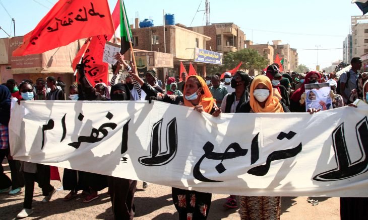 لوفيجارو: الديمقراطية المزيفة تنهار في السودان