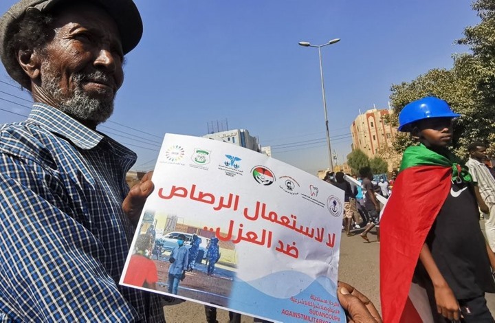 السودان.. 63قتيلا في المظاهرات ضد الانقلاب.. وتباين حول المبادرة الأممية