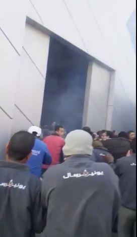 داخلية الانقلاب تعتقل عمال يونيفرسال وتمطرهم بالغاز بعد انتحار زميلهم