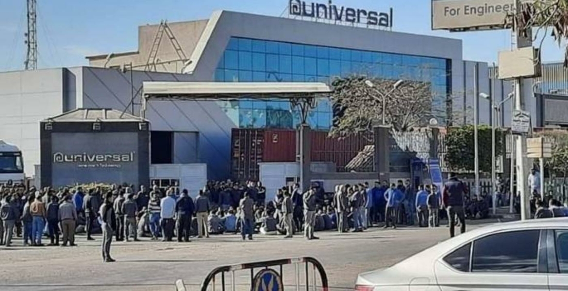انتحار  أحد عمال مصنع يونيفرسال لعدم صرف مستحقاته المالية