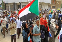 كبار السن السودانيون يصنعون الحدث في موكب ضد الانقلاب