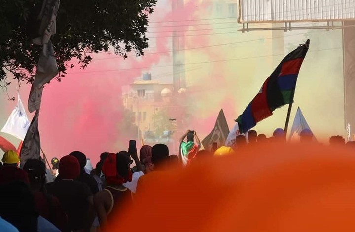 الآلاف يتظاهرون في السودان.. والقمع يتصاعد وسقوط قتيل