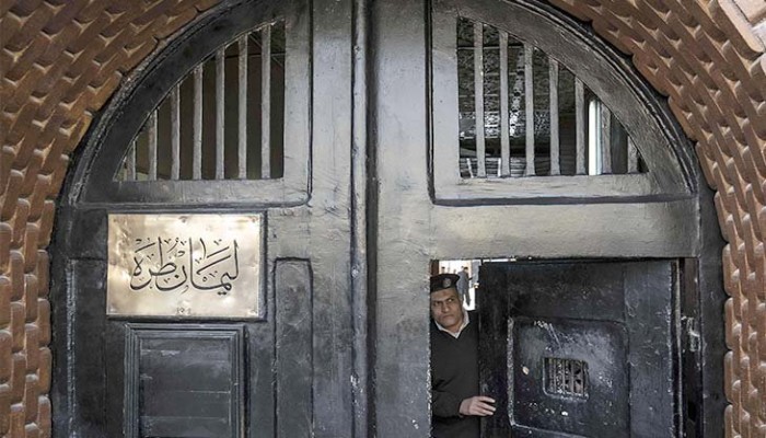 إيكونوميست: اقتصاد مصر في انهيار بسبب الديون وهيمنة الجيش وخنق القطاع الخاص