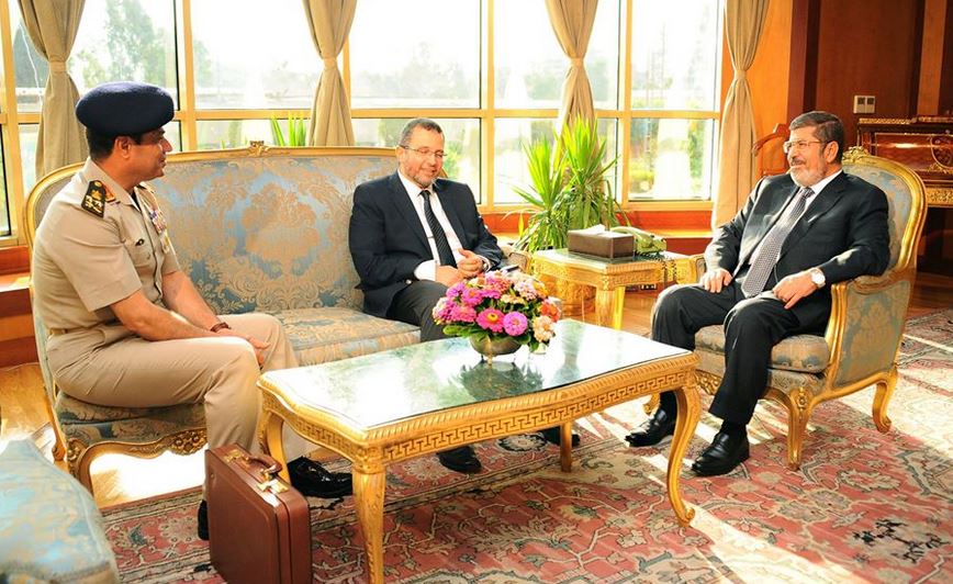 نشطاء التواصل: قائد الانقلاب يدعو للحوار بعدما قتل الرئيس مرسي ونجله