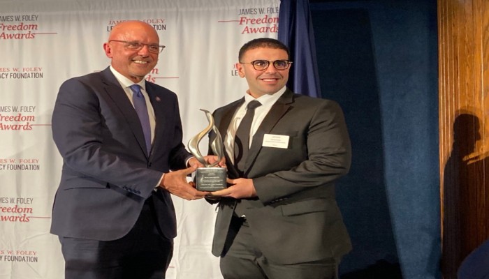 محمد سلطان يفوز بجائزة جيمس فولي