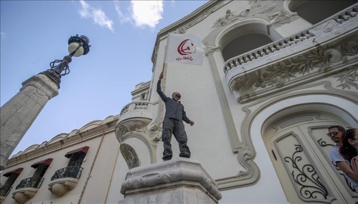 انقلاب تونس.. 5 أحزاب تعتبر تعديل مشروع الدستور استهتارا بالقوانين