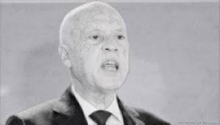 وزير تونسي سابق: قيس سعيد يشعل الفتنة بالبلاد