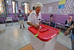 وسائل إعلام فرنسية: الاستفتاء بتونس يقضي على الديمقراطية