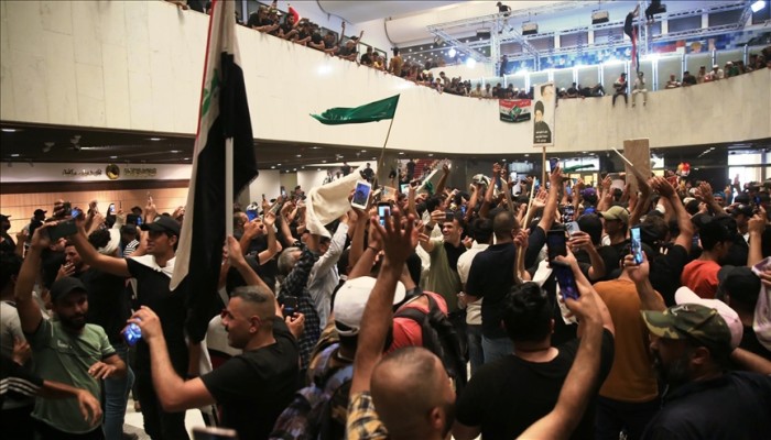 مظاهرات العراق مستمرة.. واعتصام مفتوح داخل البرلمان