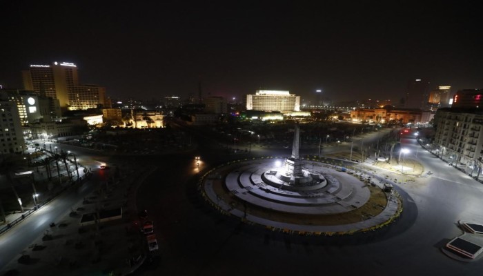 إطفاء أنوار ميدان التحرير يثير المخاوف من إفلاس مصر