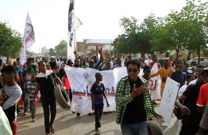 مظاهرات حاشدة بالسودان بذكرى الانقلاب.. وأوروبا تطالب بالحكم المدني