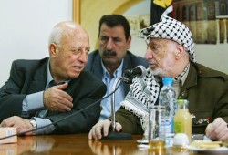 الكشف عن أسرار علاقة ياسر عرفات بأحمد قريع وأبو مازن ودحلان