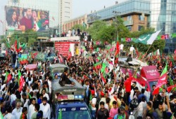 باكستان.. المسيرة الكبرى لعمران خان تستأنف تحركها نحو العاصمة