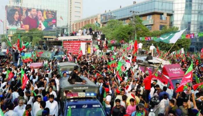 باكستان.. المسيرة الكبرى لعمران خان تستأنف تحركها نحو العاصمة