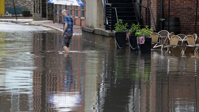 مهزلة.. استخدام مراكب الصيد للتنقّل في شوارع الإسكندرية