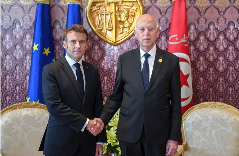 رفض تونسي واسع لتصريحات ماكرون الداعمة لانقلاب سعيّد