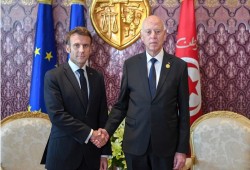 رفض تونسي واسع لتصريحات ماكرون الداعمة لانقلاب سعيّد