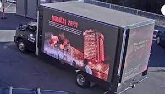 شاحنة ترفع صوراً معادية للمسلمين بأمريكا تثير رعباً!