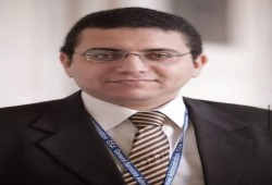 ضابط الترحيلات يعتدى بالضرب على الباحث إسماعيل الإسكندراني