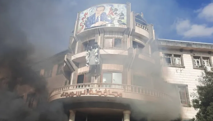 سورية.. احتجاجات واسعة بالسويداء وتمزيق صور بشار الأسد