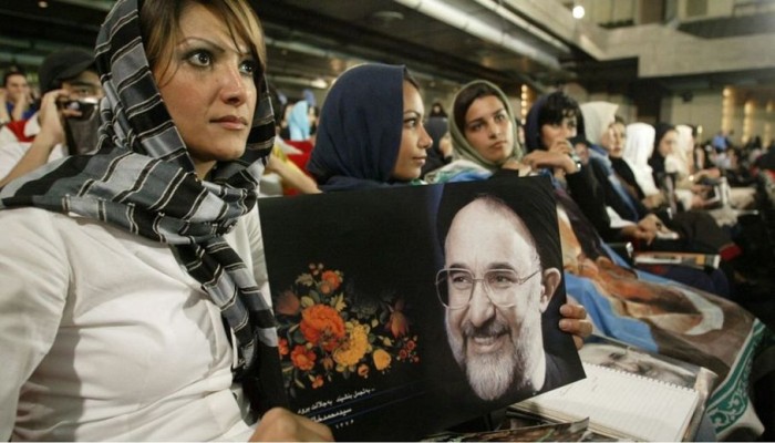 رئيس إيراني سابق يطالب حكومة بلاده بالاستماع للمتظاهرين